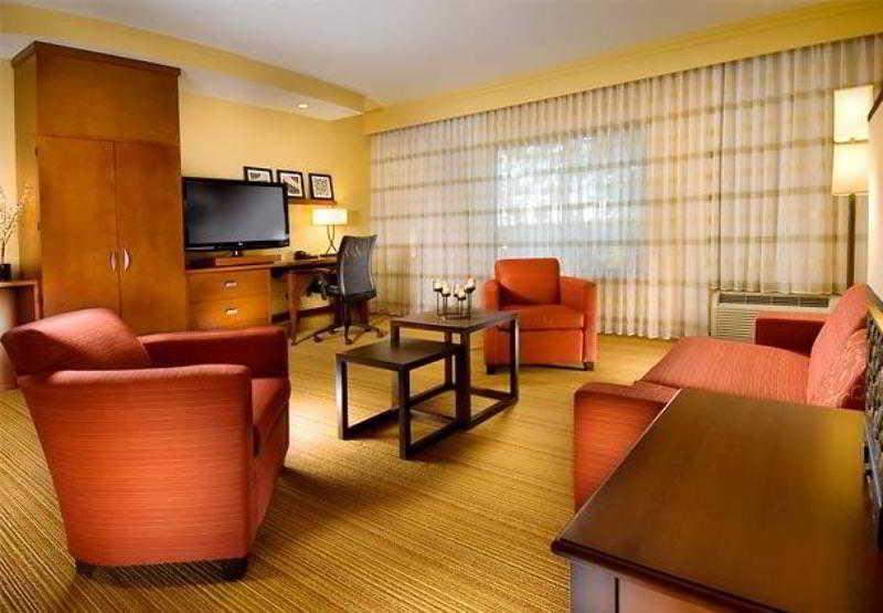 Courtyard By Marriott Tyler Hotel Room photo